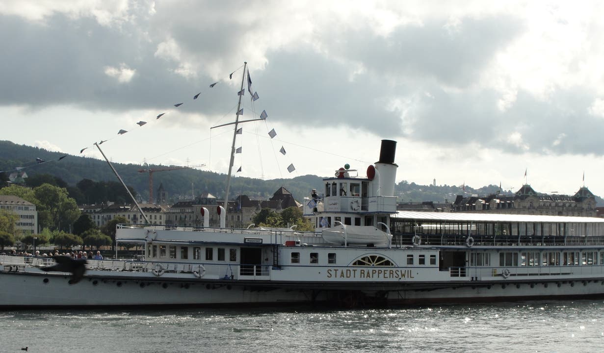 Etappenziel: Zürich-Schifflände Erholsame Fahrt mit dem Schaufelraddampfer "Stadt Rapperswil"