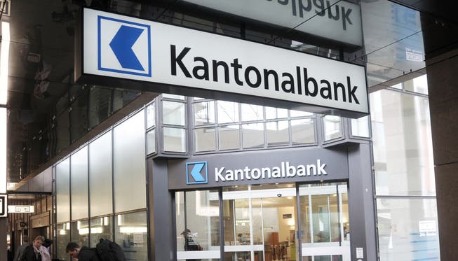 Filiale der Aargauischen Kantonalbank in Baden: Das Geldhaus geht auch für das zweite Halbjahr 2014 von tiefen Zinsen aus.