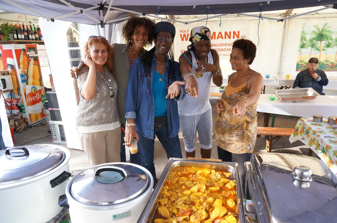 Der African Club Oberengstringen bringt ein Hauch Afrika zum Weinfest - mit Reggae und Curryhuehnchen.jpg