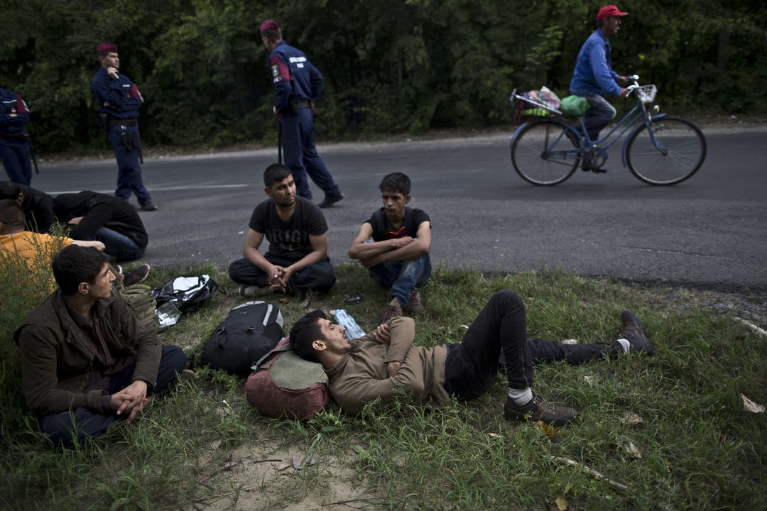 Afghanische Flüchtlinge schlafen neben dem Grenzzaun auf der serbischen Seite der Grenze.