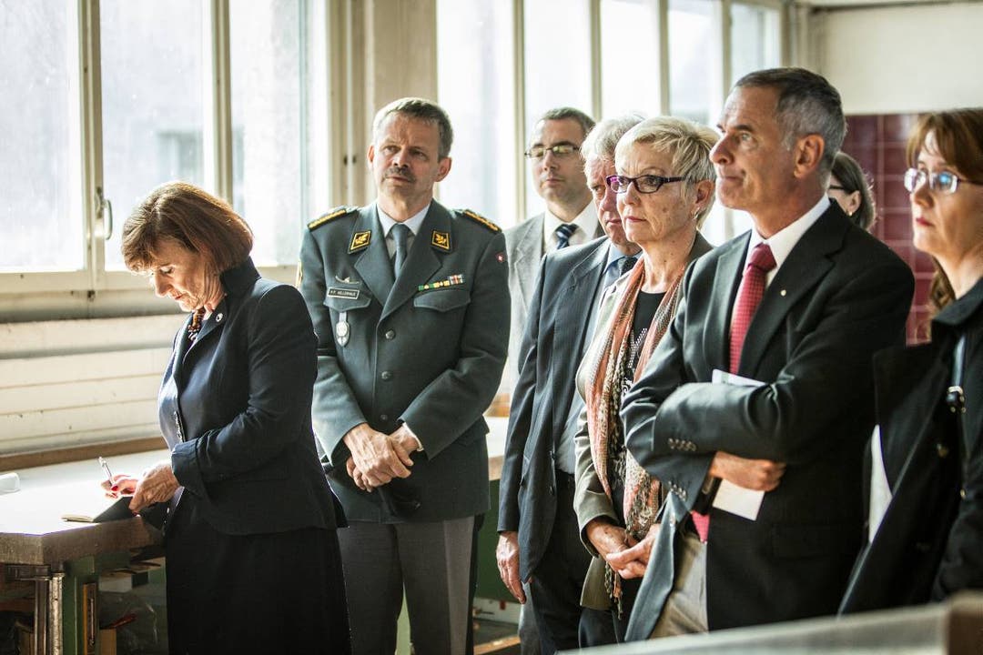 Die Zürcher Kantonsratspräsidentin Brigitta Johner (FDP) besichtigt mit einem Teil ihrer Kollegen die Firma Metzler Orgelbau in Dietikon.