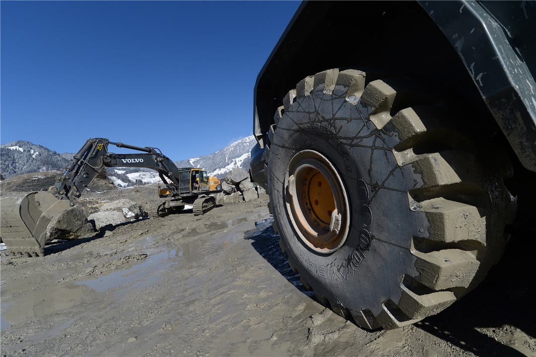 Bis zu 60 Tonnen schwere Maschinen sind nötig, um dem Guber den wertvollen Quarzsandstein abzuringen.