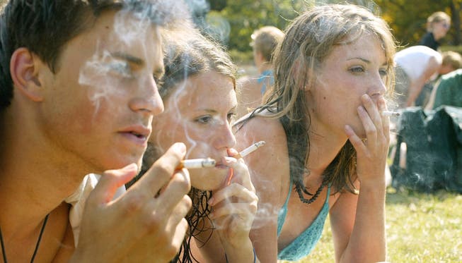 Das Tabakproduktegesetz soll den Jugendschutz stärken. Um Junge vom Rauchen abzuhalten, wird der Verkauf von Zigaretten an Minderjährige künftig wohl schweizweit verboten.
