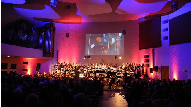 Der Chor der Kantonsschule Urdorf gibt Auszüge aus dem Musical «Les Misérables» zum Besten.
