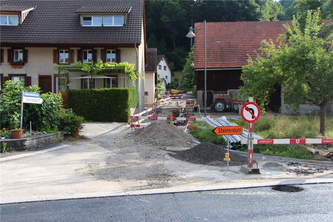 Die Dorfstrasse (Vordergrund) gestern Vormittag vor dem Belagseinbau; Richtung Steinenbühl führt vorderhand eine Umleitung. -rr-