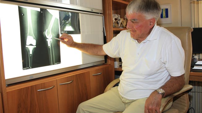 Markus Steiner schaut sich in seinem Sprechzimmer eine Röntgenaufnahme an.