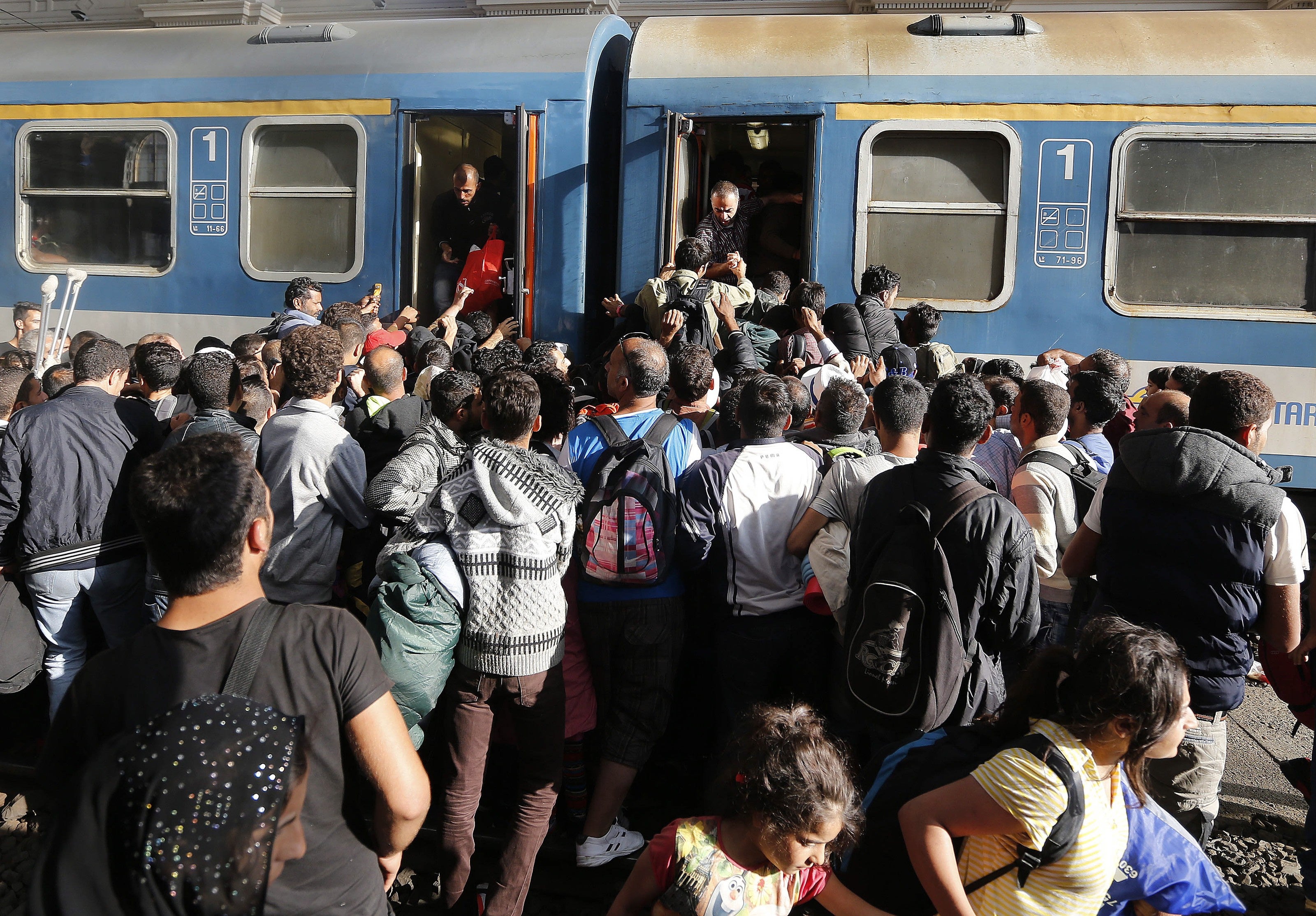 Flüchtlingsmarsch - Ungarn Hat Ein Einsehen: Busse Für Die ...