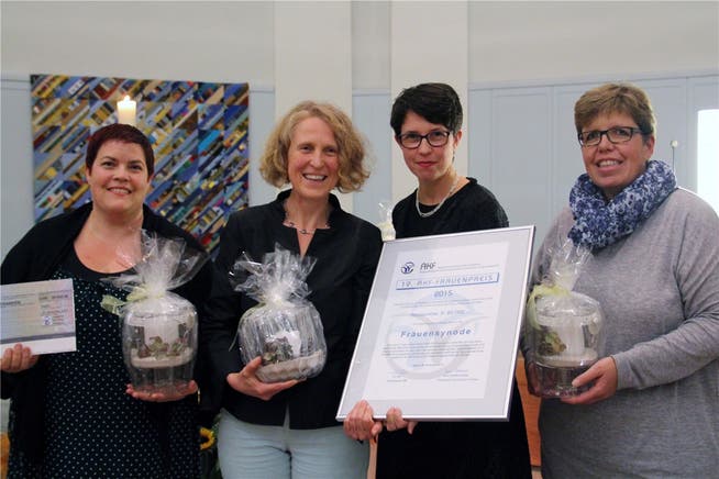 Die Projektleiterinnen der Frauensynode mit dem Sanitas-Frauenpreis: Sandra Göbelbecker, Susanne Andrea Birke, Sabine Brändlin, Claudia Burkard-Theiler.