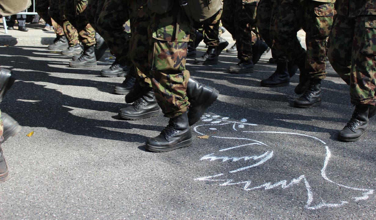 Juso und Gsoa mit Friedenstauben gegen Militärparade