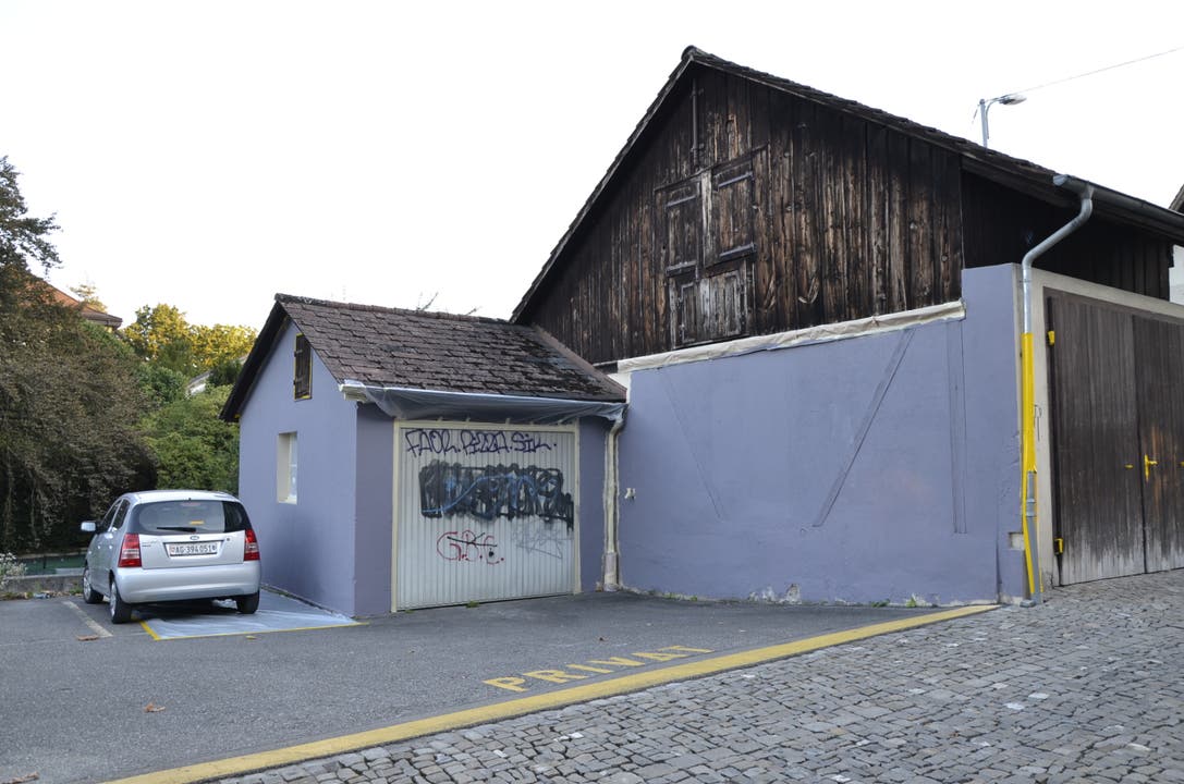 Erstmals wird auch das Haus gegenüber mit Graffitis verziert