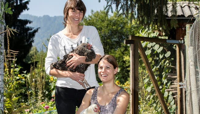 Katrin Meyer (links) und Natalie Lerchpieper mit ihren Hühnern.