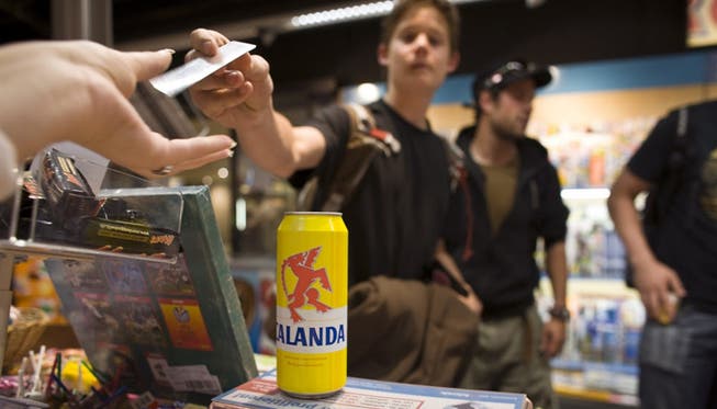 In den meisten Rheinfelder Alkohol-Verkaufsstellen mussten die jugendlichen Testkäufer ihren Ausweis zeigen. (Archiv)