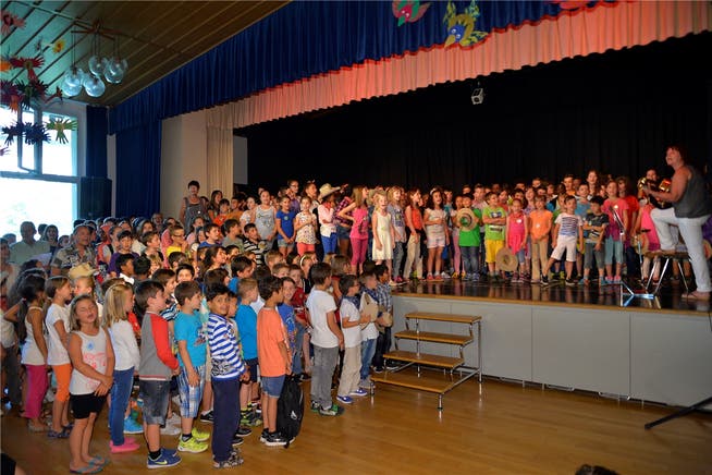 Rund 250 Schülerinnen und Schüler des Schulhauses Zentrum eröffneten ihr Fest mit dem «Zäntrums-Blues».