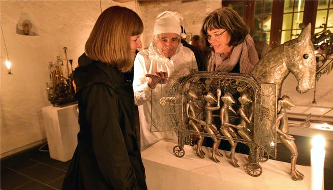 Paul Gugelmann zeigt zwei interessierten Besucherinnen sein Werk «Das Trojanisches Pferd» (1993).