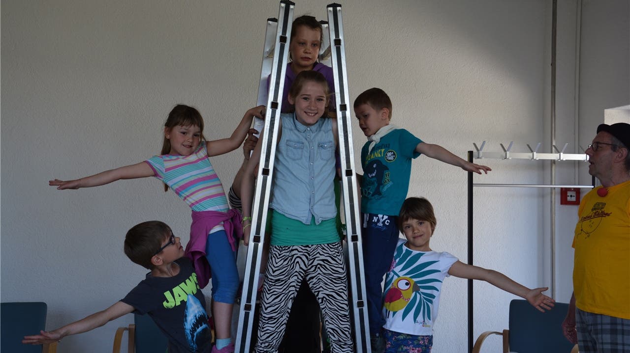 Nach einigen Startschwierigkeiten präsentieren die Kinder ihr Element an der Leiter.