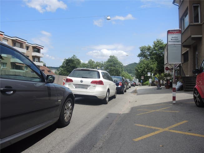 Auch gestern staute sich der Verkehr auf Höhe Schadenmühleplatz. Künftig wird signalisiert, ob die Strecke über die Neuenhoferstrasse schneller wäre.