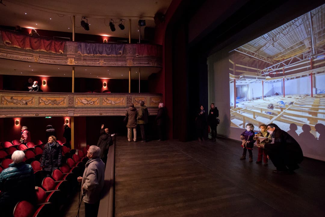 Der eindrückliche Unterschied zwischen den projizierten Bildern des Umbaus und dem gegenwärtigen Zustand des Stadttheaters
