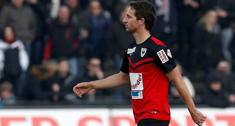In der Negativspirale: Sandro Burki fliegt im Februar bei der Heimpleite gegen den FC Vaduz vom Platz und wirft enttäuscht seine Captainbinde weg.