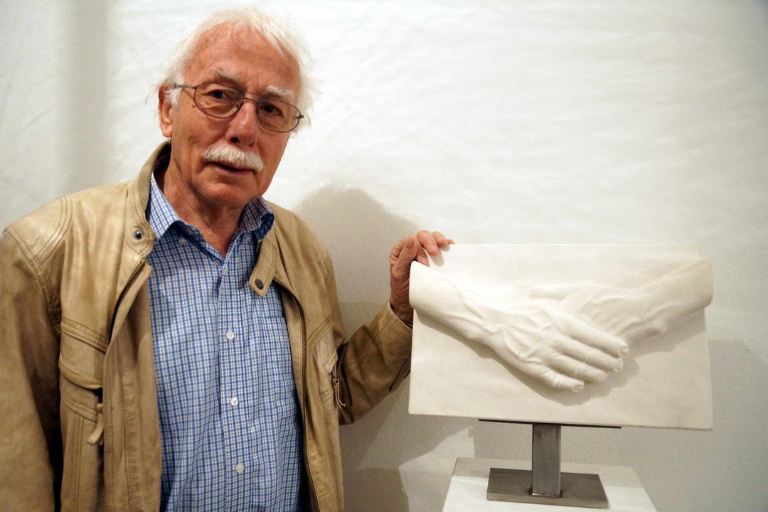 Spuren des Lebens an Händen aus Kalkstein - Bildhauer Hans Etter mit seinem Werk