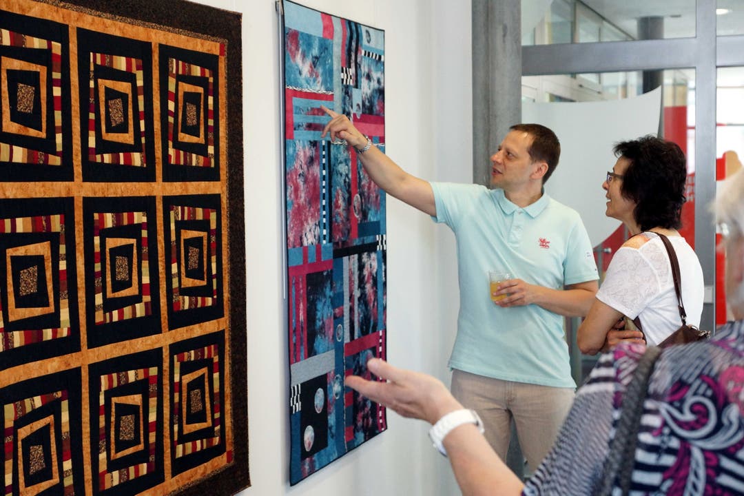 Die in aufwändiger Arbeit hergestellten Quilts von Joan Vogler werden vom Publikum bestaunt
