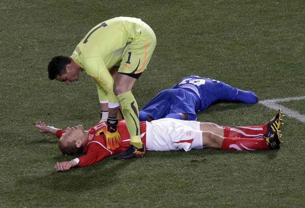 WM-Enttäuschung 2010 Die WM in Südafrika begann mit dem Sieg gegen Spanien perfekt und endete mit dem Vorrunden-Aus gegen Honduras brutal. Diego Benaglio als Tröster.