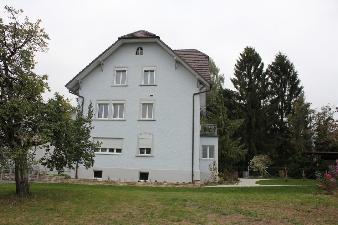 Das Haus steht mitten im Dorf