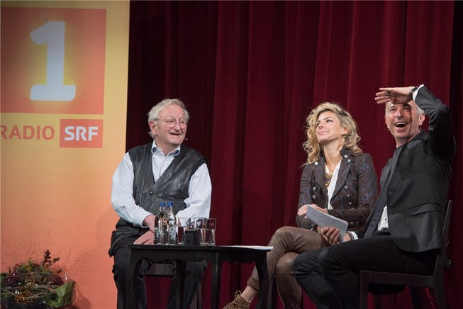 Aufzeichnung der Sendung «Persönlich» von Radio SRF 1 im Solothurner Stadttheater. Von links: Peter Bichsel, Eliana Burki und Dani Fohrler.