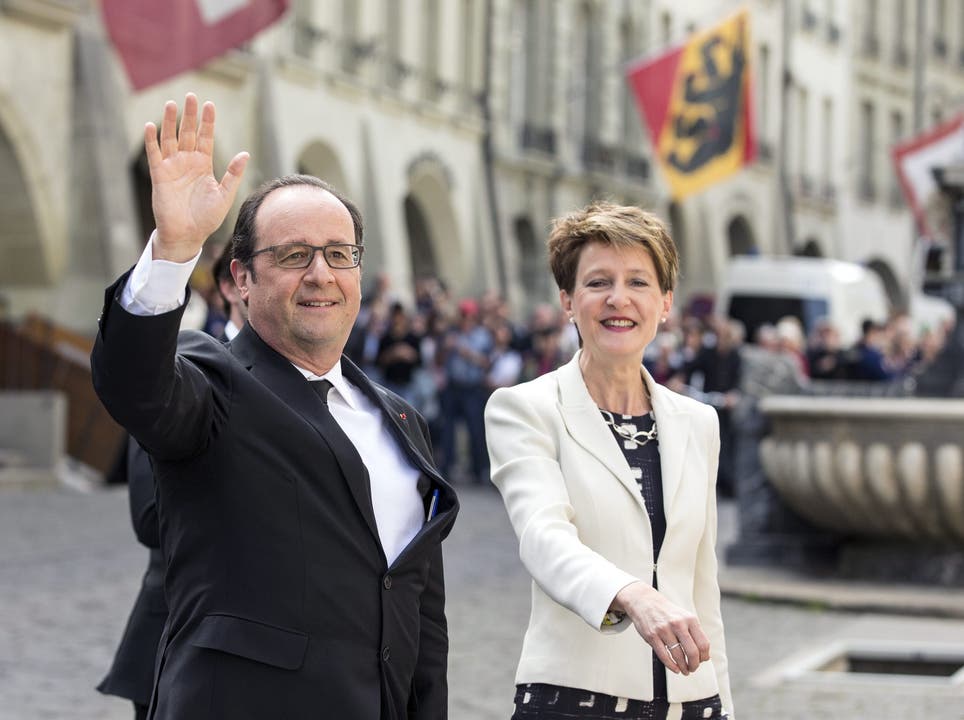 François Hollande spaziert mit Simonetta Sommaruga durch Bern.