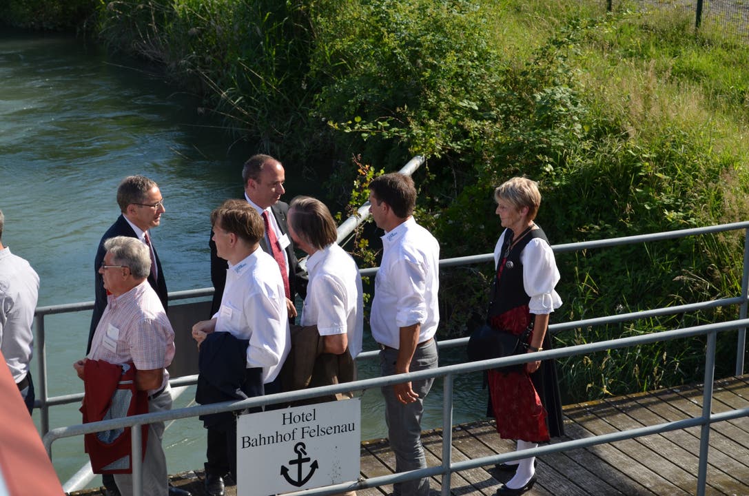 Landammann Urs Hofmann (hinten links) und Grossratspräsident Markus Dieth (hinten rechts) empfangen die Koblenzer mit Gemeindeammann Heidi Wanner (ganz rechts) in Felsenau.