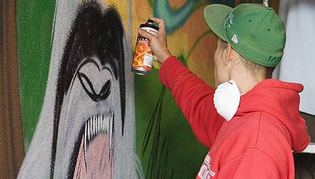 Ein Graffiti-Sprayer am Werk. (Symbolbild)