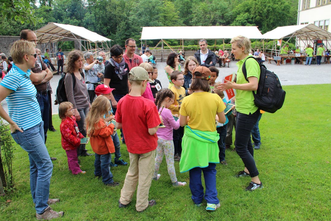 Melanie Bär (rechts aussen) erklärt den Kindern im Vorfeld, wie die Klosterführung über die Bühne geht