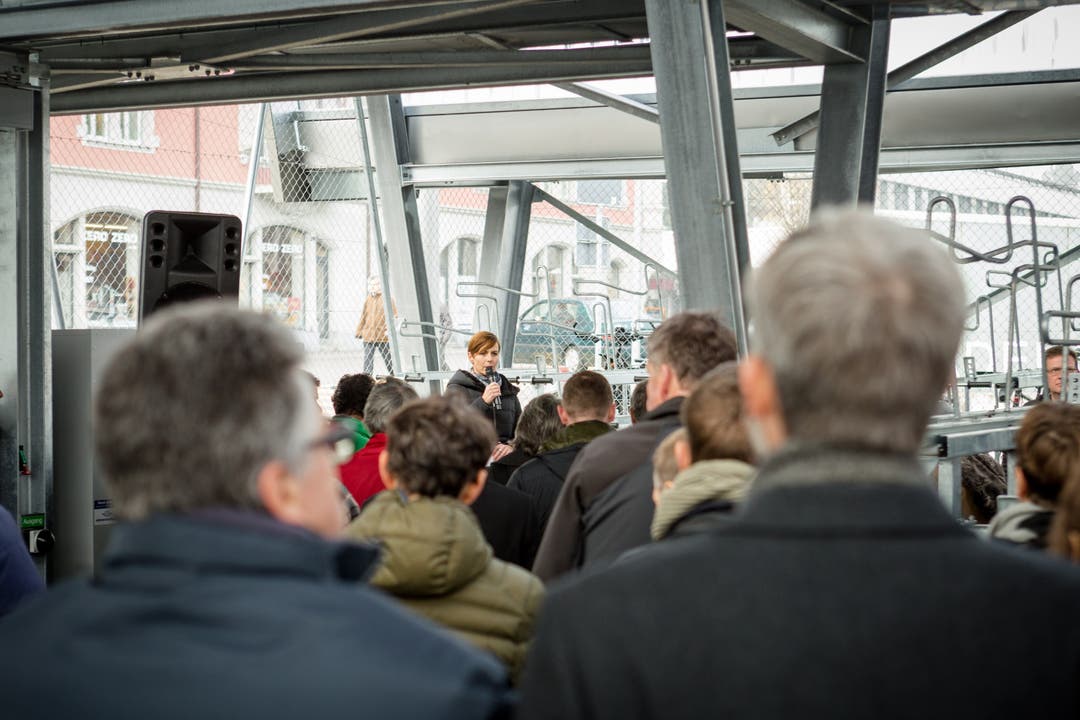 Eroeffnung der neuen Velostation Baden. Das Provisorium an der Westseite des Bahnhofs soll rund 10 Jahre lang stehen bleiben. Die Leiterin der Mobilitaetsberatung badenmobil, Beatrice Meyer, haelt eine Ansprache.