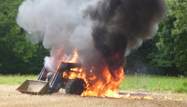 Eiken im Fricktal: Bei landwirtschaftlichen Arbeiten geriet am Donnerstag ein Traktor in Brand.