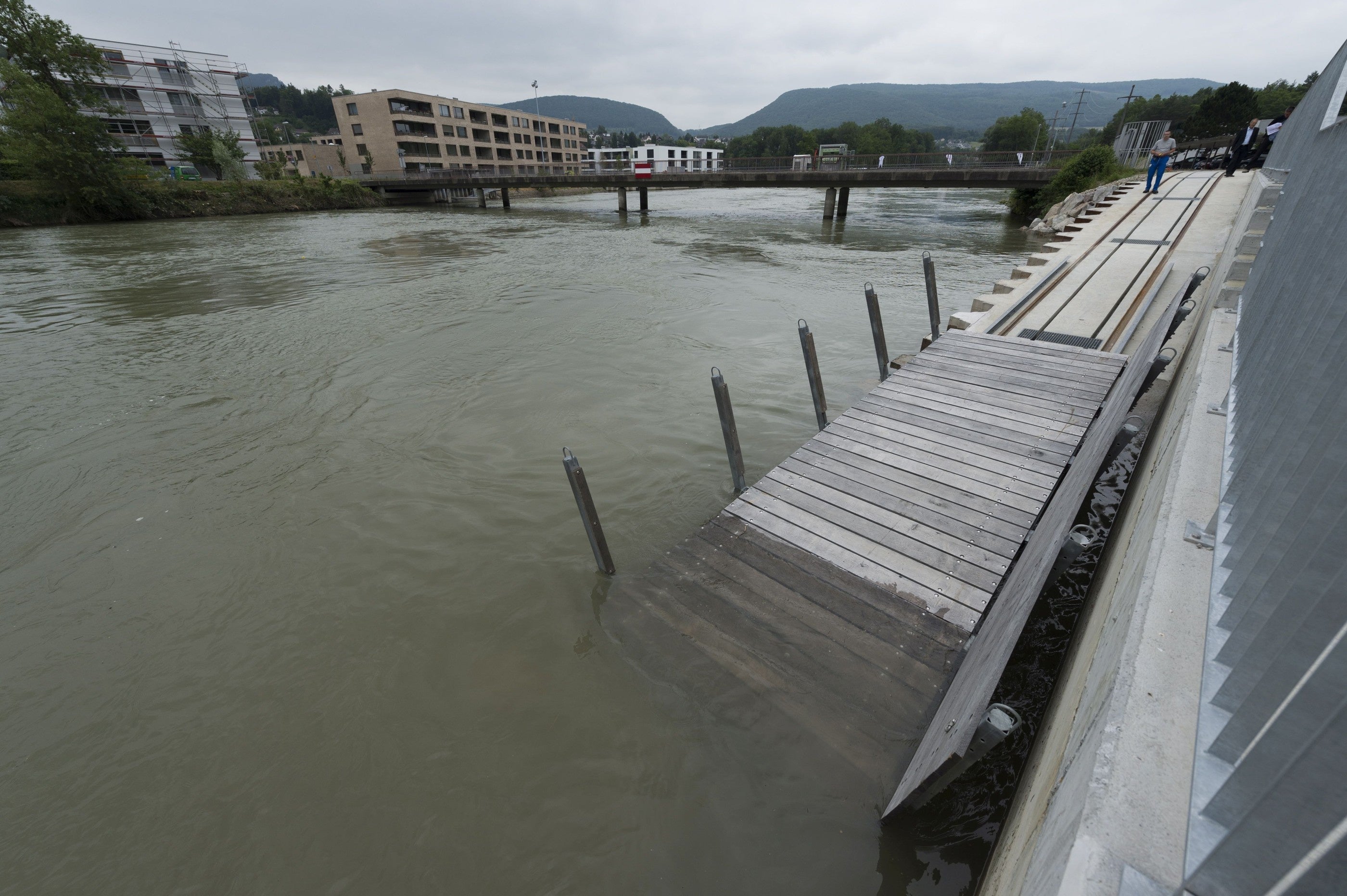 Bildstrecke - Die Hochwassergefahr Beim Kraftwerk Rüchlig In Aarau Ist ...