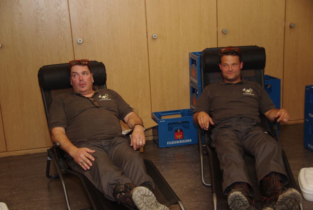 Liegestühle für den Ruhestand spendierten die Kameraden nach der Übung Thomas Szabo (links) und Martin Oeschger
