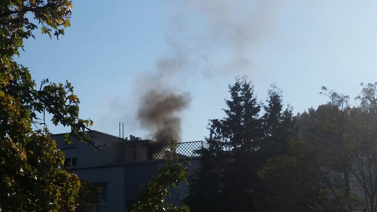 Auf einer Dachterrasse stieg eine grosse Rauchsäule in die Luft.