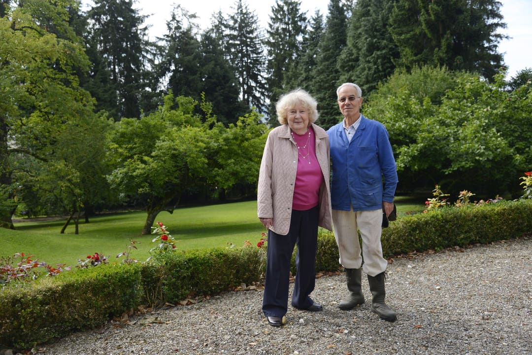Marieluise Schild und Gärtner Pasquale Arcorace im Garten der Schildvilla Die Schwiegertochter des Uhrenpatrons sorgt für den Erhalt des Anwesens. "Die alten Bäume bedeuten mir sehr viel", meint sie.