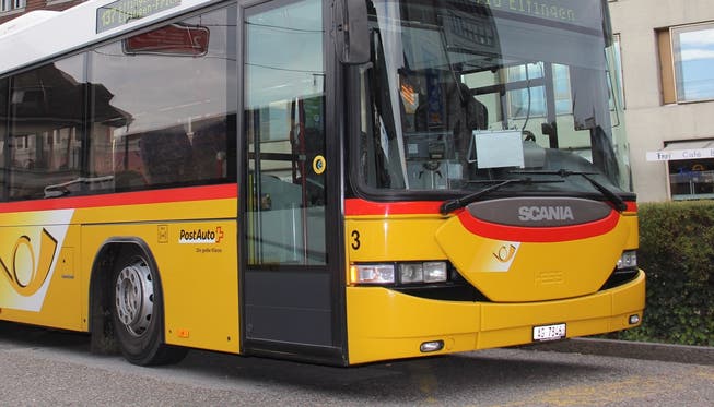Ein Postauto, das im Aargau im Einsatz steht. Hundert der gelben Busse werden alljährlich ausrangiert. (Symbolbild)