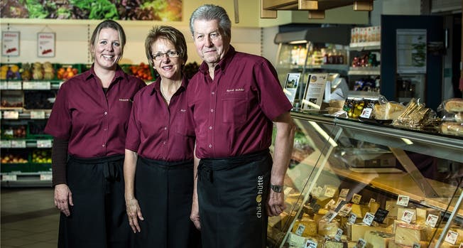 Chefin Nicole Schär – sie konnte als Kind Käse nicht ausstehen – und ihre Eltern Ruth und René bilden in der «Chäshütte» ein eingespieltes Team. Chris Iseli