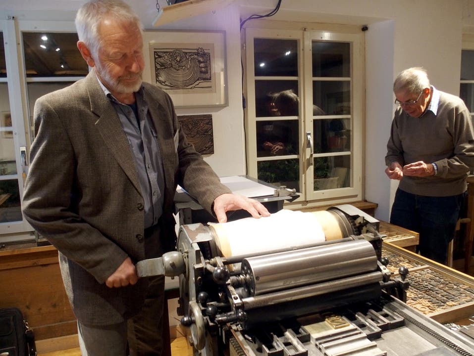 Ruedi Sommerhalder ist mit seiner alten Hochdruckpresse zugange.