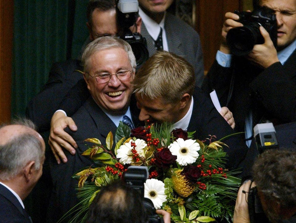2003 - Brunner gratuliert Blocher zur Wahl in den Bundesrat