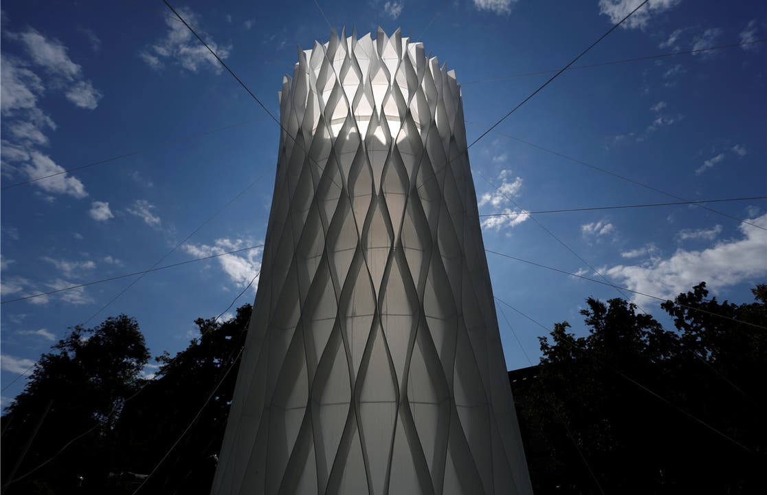 Im Garten des Kunstmuseums steht der filigrane Turm «Faltwerk».
