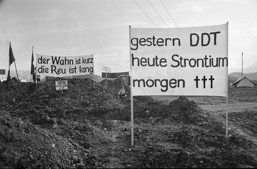 Transparente auf dem seit dem besetzten Baugelände des geplanten AKW Kaiseraugst, aufgenommen am 1. April 1975.