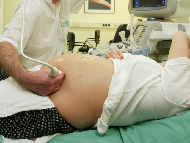 Ultraschalluntersuchung bei einer schwangeren Frau. (Symbolbild)
