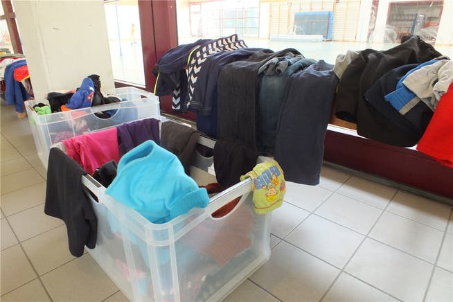 Dutzende Kleidungsstücke blieben im letzten Jahr in der Schule liegen.