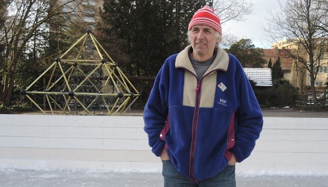 Dank dem 66-jährigen Eismeister Werni Fink kann – wie schon zu seiner Kindheit –vor dem Schulhaus Bachmatt wieder Eishockey gespielt werden.