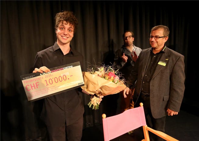 Spitzbübisch freut sich der 22-jährige Dominik Muheim über den Förderpreis in der Höhe von zehntausend Franken, überreicht von Claude Schoch (rechts) und Rainer von Arx (hinten).