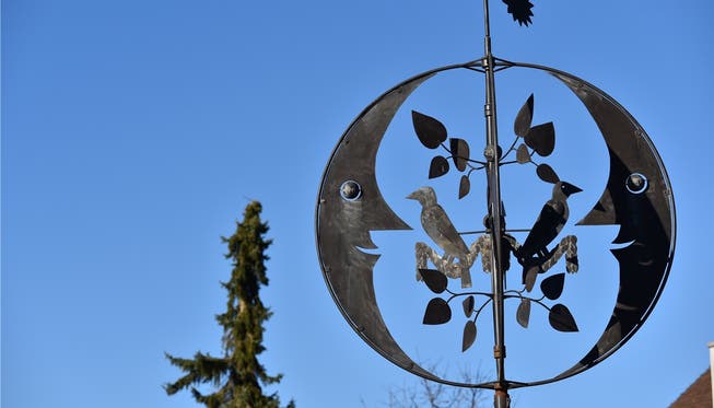 Die Dohlen – Dullikens Wappentiere – in Paul Gugelmanns Skulptur «Nachtmusik» vor der Dulliker Raiffeisenbank können jubilieren: Ihr «Nest» ist den Ruf einer Hochsteuergemeinde definitiv losgeworden. Bruno Kissling