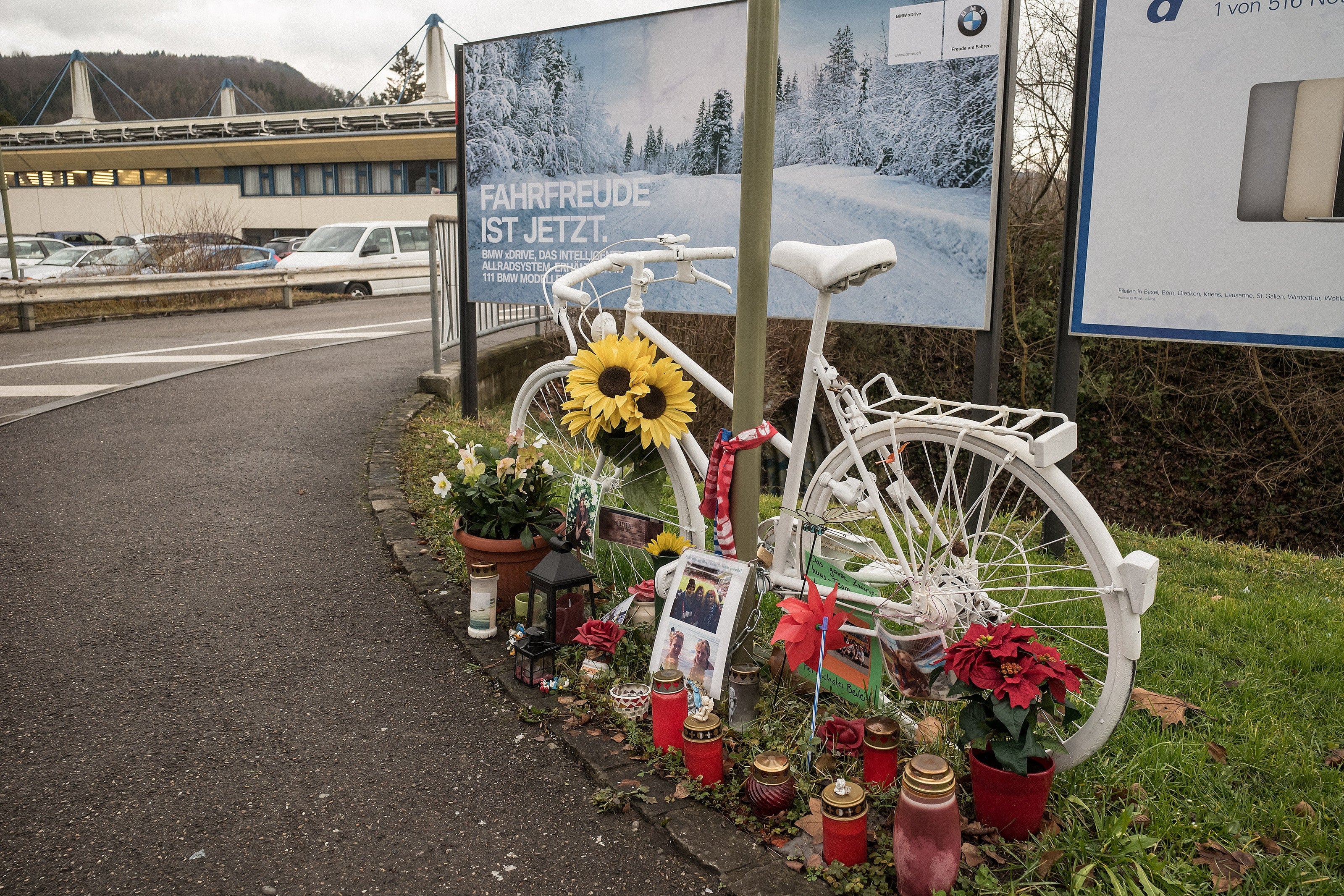 Liestal - BMW-Plakat Wirbt Für Fahrfreude - Direkt Neben Gedenkstätte