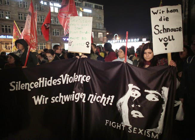 Frauen protestierten am Dienstag vor dem Kölner Dom gegen Sexismus.